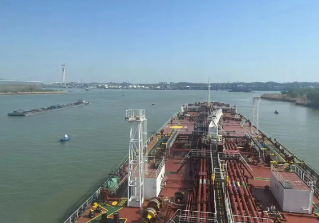 招商南油4.5万吨油轮首进南京宝塔水道纪实