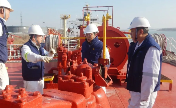 戴荣辉率队开展访船检查 筑牢岁末年初安全生产防线